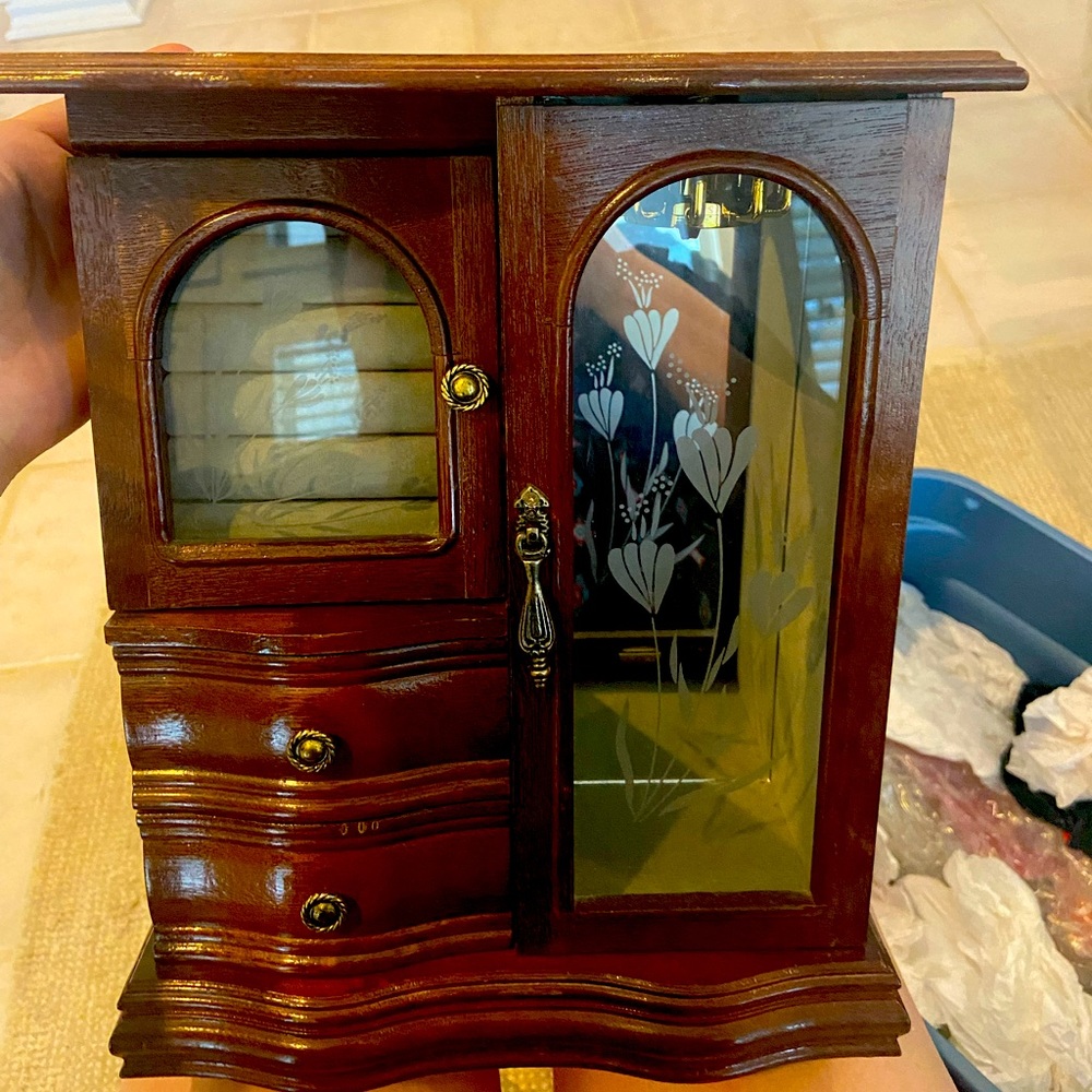 Jewelry box